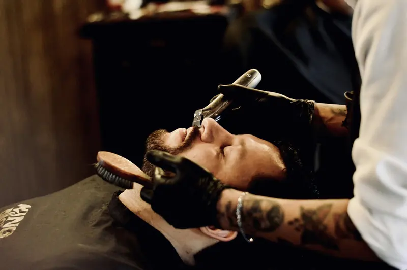Barba feita na navalha com toalha quente, barbearia em São Carlos (foto ilustrativa)