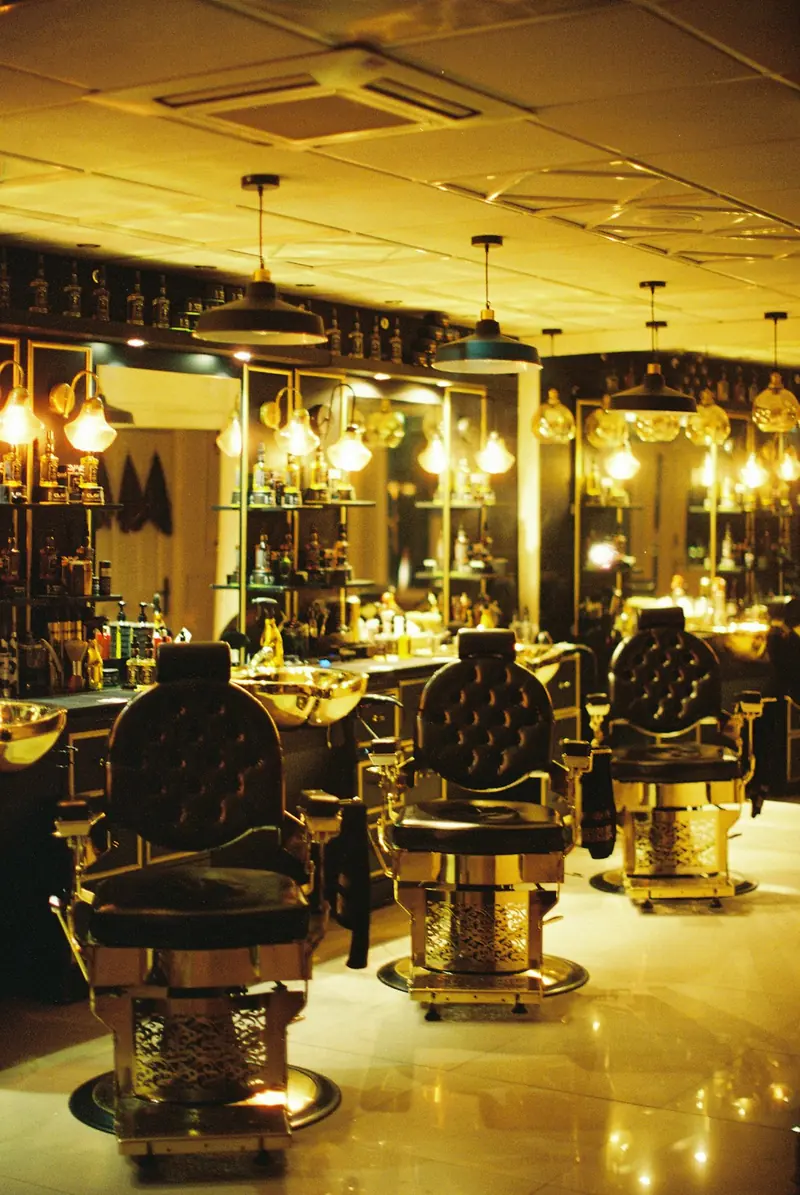 Interior de barbearia com cadeiras clássicas (foto ilustrativa)